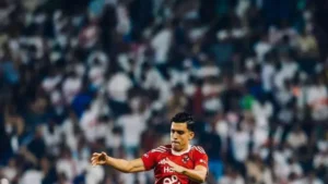 أشرف بن شرقي يتسبب في خلاف علني بين الأهلي والمنتخب المغربي خلال بطولة قطر